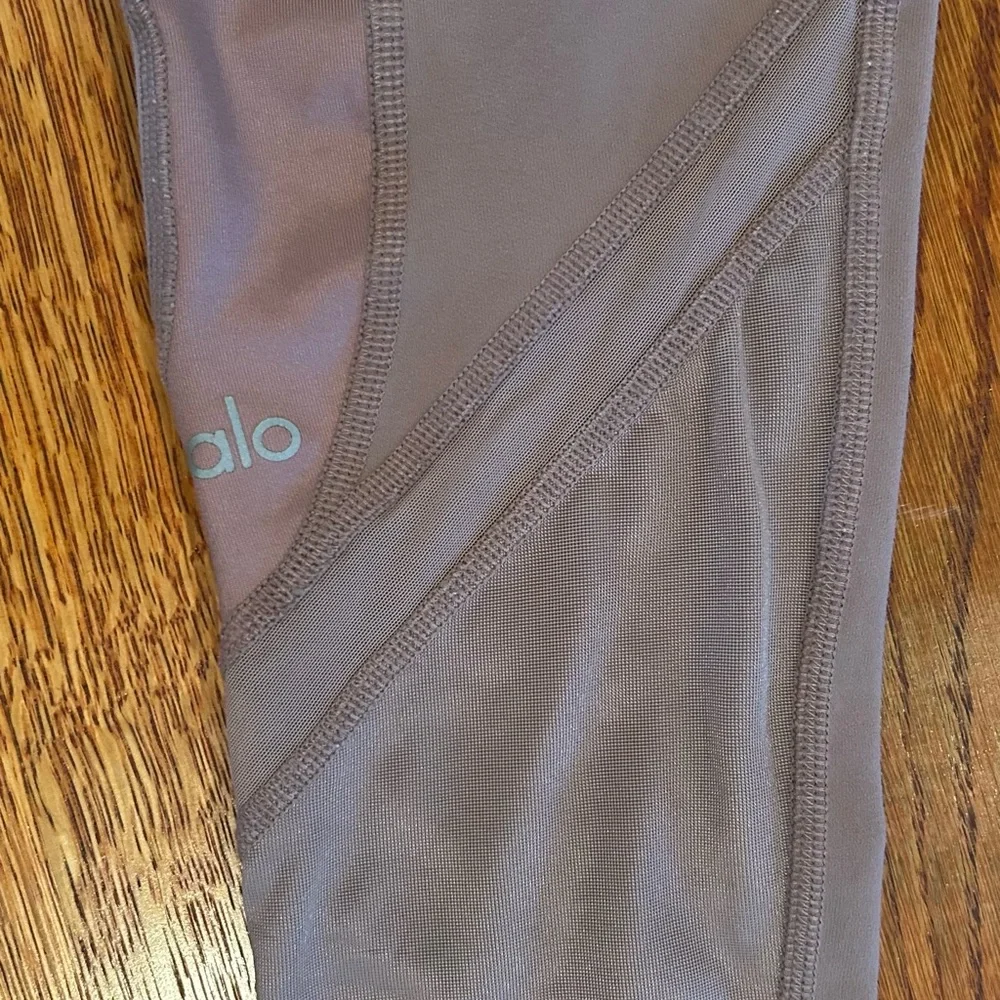 Alo Yoga High-Waist Capri Moto Leggings – Light Dusky Purple – Size Small